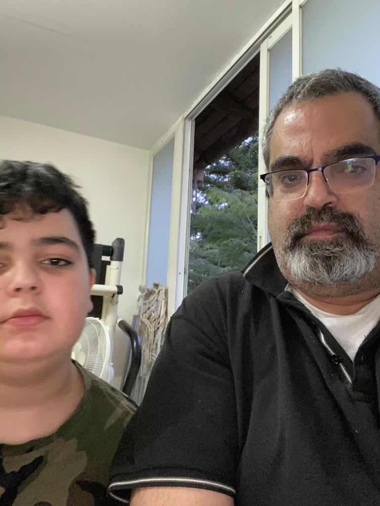 אבא שלי תמיד מצטלם מימין