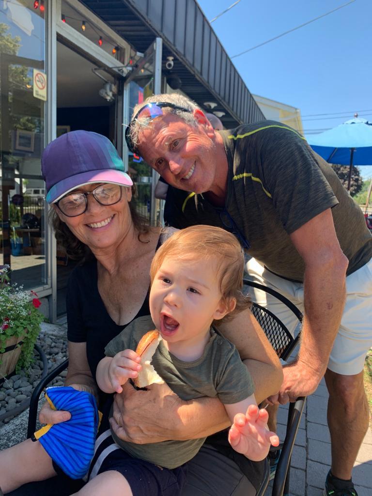 דניאל עם סבא וסבתא