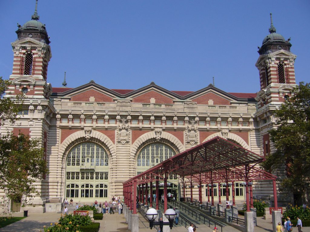 ELLIS ISLAND, THE PAST WITHIN THE PRESENT by Caroline Gaudin - Ourboox.com