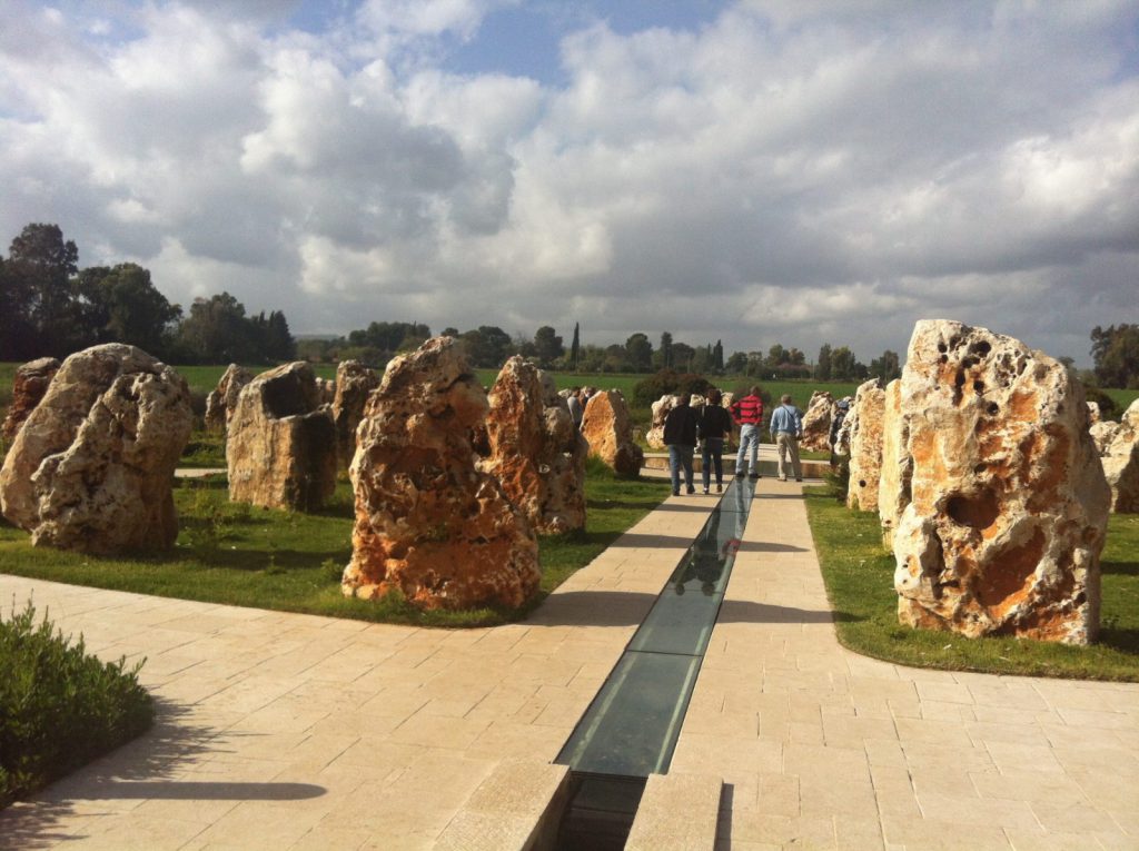 אנדרטה לזכר 73 חללי אסון המסוקים שאירע ב4/2/97.