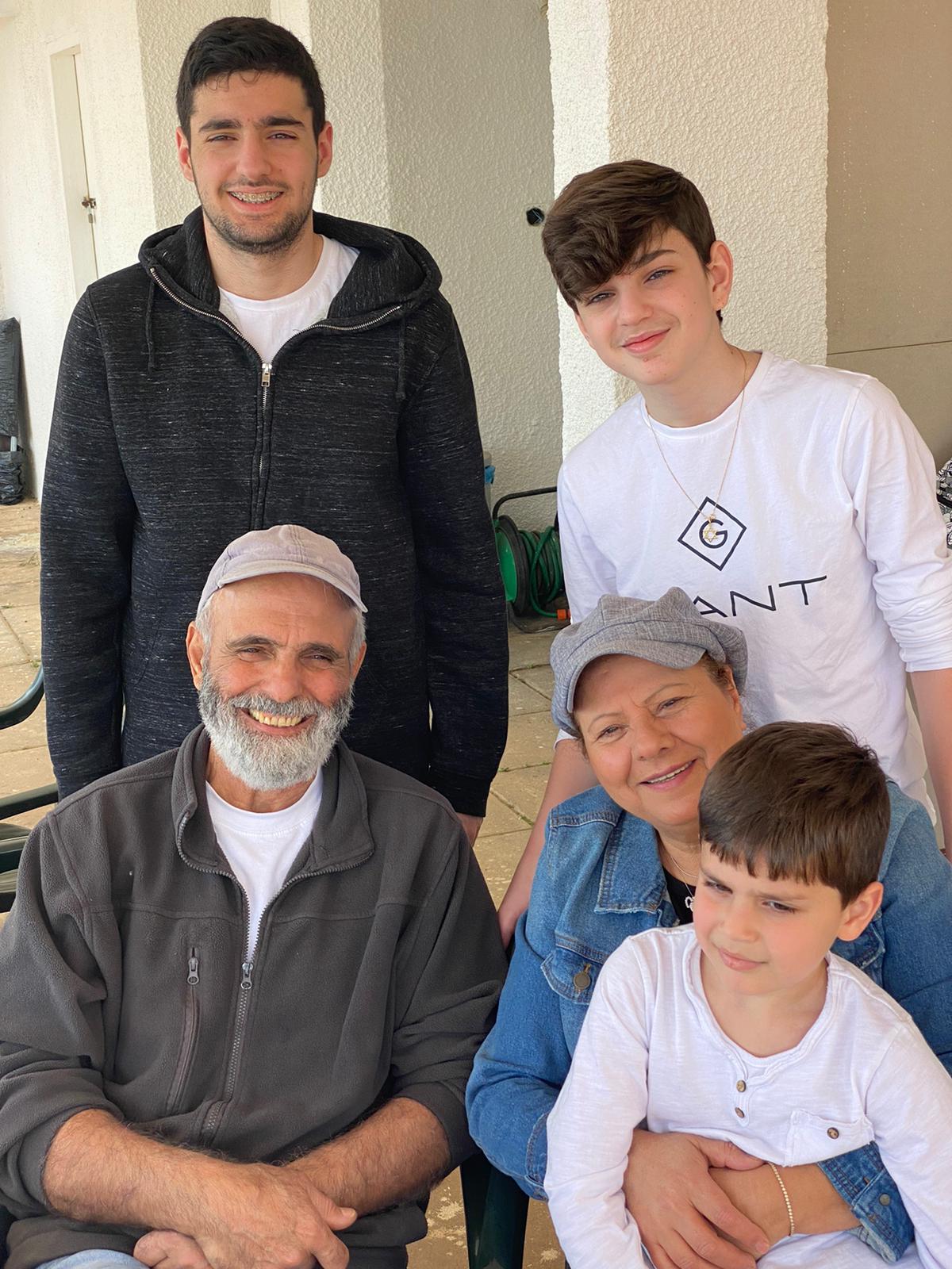 עבודת שורשים by TAVOR - Illustrated by תבור מנחם - Ourboox.com