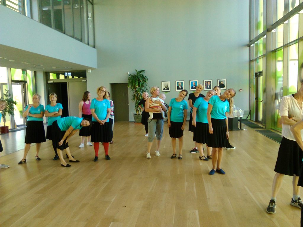 RANDVERE NAISRÜHMADE LUGU by Mare Müürsepp - Illustrated by MM - Ourboox.com