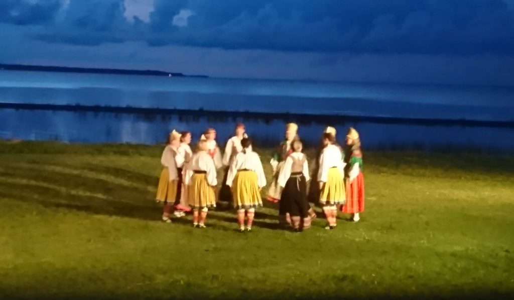 RANDVERE NAISRÜHMADE LUGU by Mare Müürsepp - Illustrated by MM - Ourboox.com