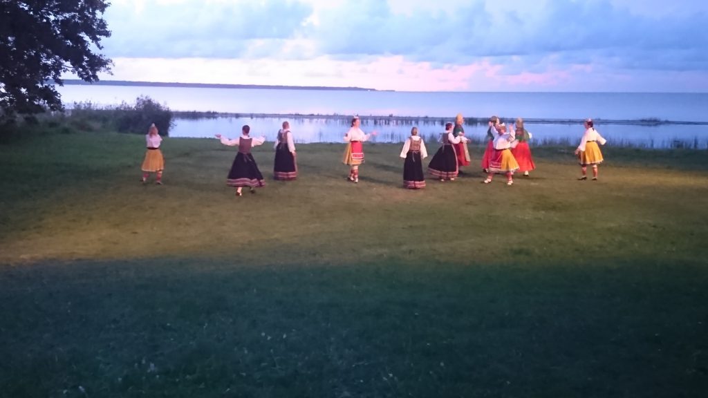 RANDVERE NAISRÜHMADE LUGU by Mare Müürsepp - Illustrated by MM - Ourboox.com