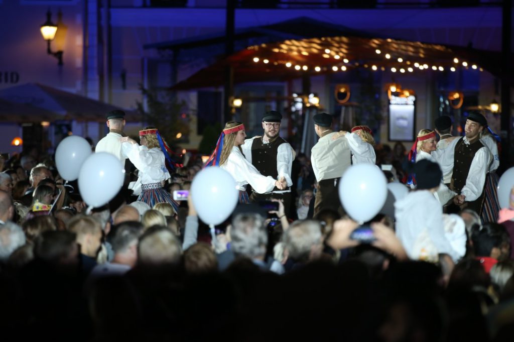 RANDVERE NAISRÜHMADE LUGU by Mare Müürsepp - Illustrated by MM - Ourboox.com