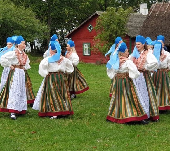 RANDVERE NAISRÜHMADE LUGU by Mare Müürsepp - Illustrated by MM - Ourboox.com