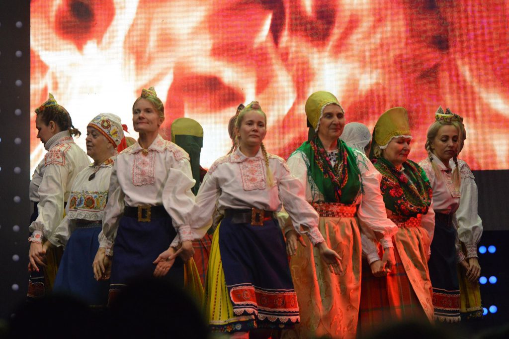 RANDVERE NAISRÜHMADE LUGU by Mare Müürsepp - Illustrated by MM - Ourboox.com