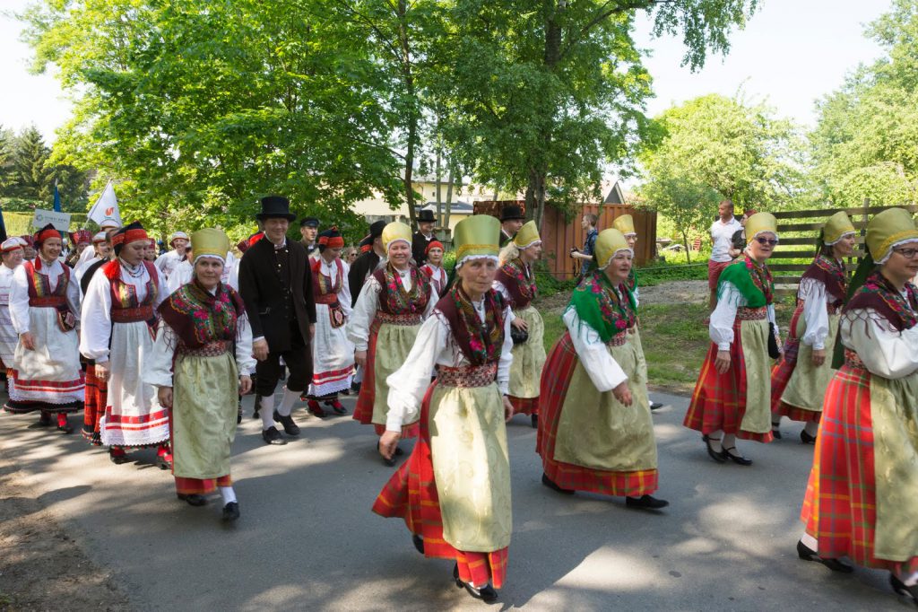 RANDVERE NAISRÜHMADE LUGU by Mare Müürsepp - Illustrated by MM - Ourboox.com