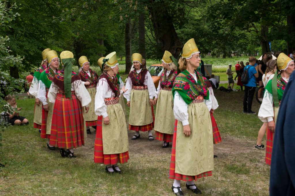 RANDVERE NAISRÜHMADE LUGU by Mare Müürsepp - Illustrated by MM - Ourboox.com