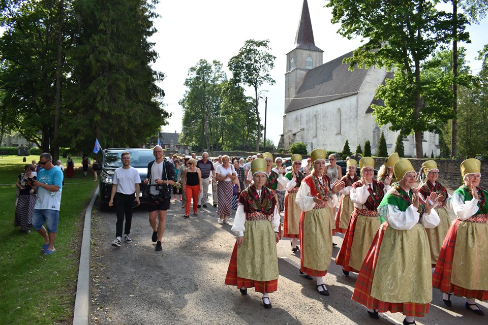 RANDVERE NAISRÜHMADE LUGU by Mare Müürsepp - Illustrated by MM - Ourboox.com