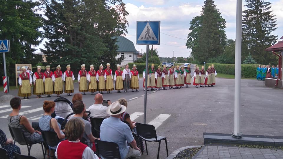 RANDVERE NAISRÜHMADE LUGU by Mare Müürsepp - Illustrated by MM - Ourboox.com