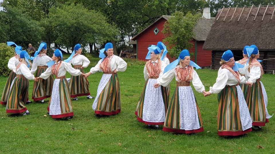 RANDVERE NAISRÜHMADE LUGU by Mare Müürsepp - Illustrated by MM - Ourboox.com