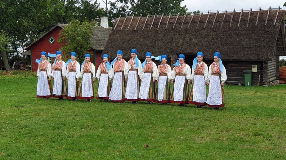 RANDVERE NAISRÜHMADE LUGU by Mare Müürsepp - Illustrated by MM - Ourboox.com