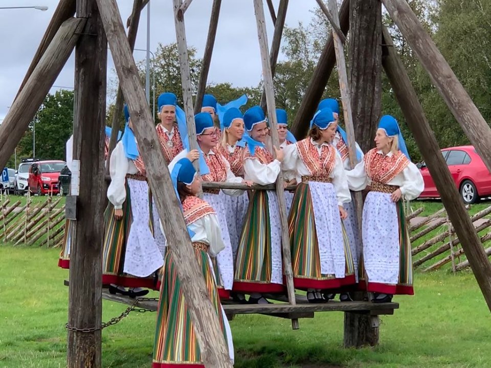 RANDVERE NAISRÜHMADE LUGU by Mare Müürsepp - Illustrated by MM - Ourboox.com