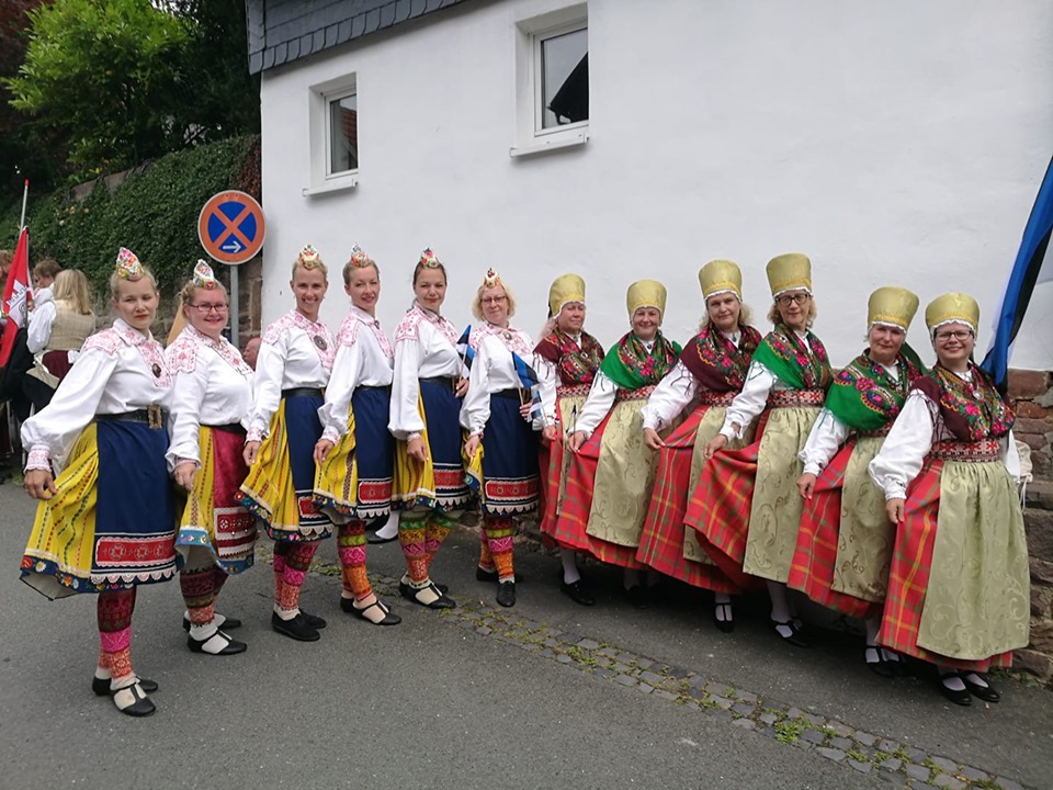 RANDVERE NAISRÜHMADE LUGU by Mare Müürsepp - Illustrated by MM - Ourboox.com