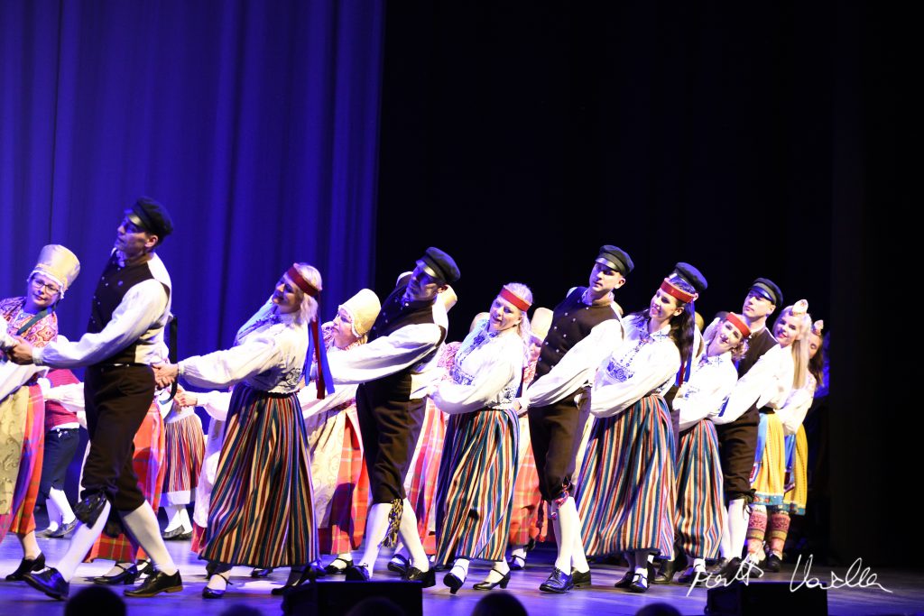 RANDVERE NAISRÜHMADE LUGU by Mare Müürsepp - Illustrated by MM - Ourboox.com