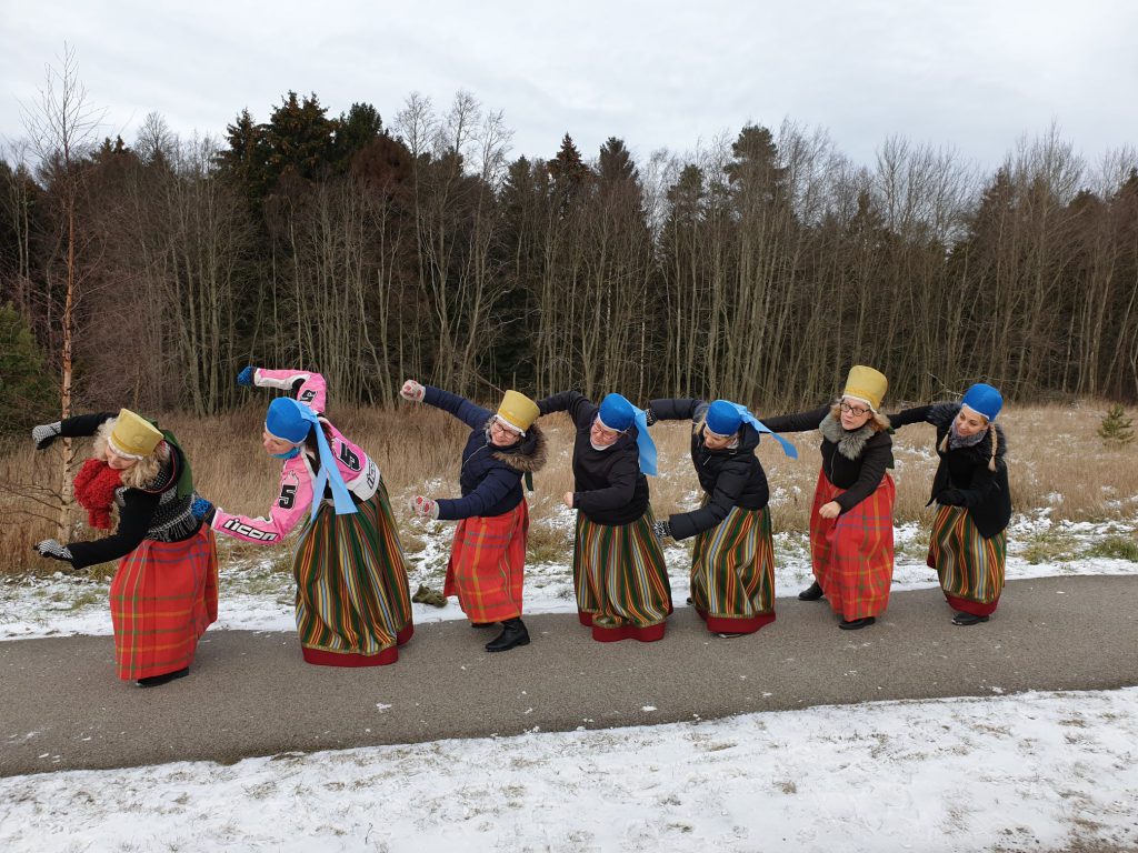 RANDVERE NAISRÜHMADE LUGU by Mare Müürsepp - Illustrated by MM - Ourboox.com