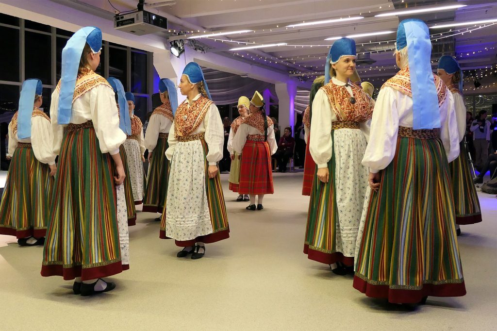 RANDVERE NAISRÜHMADE LUGU by Mare Müürsepp - Illustrated by MM - Ourboox.com