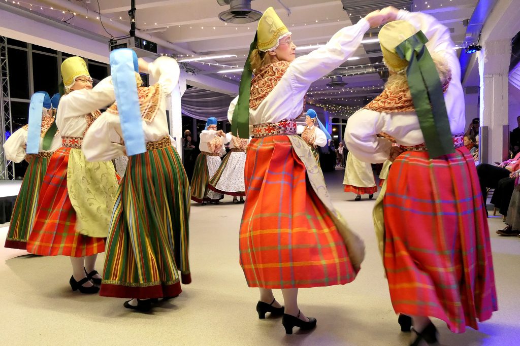 RANDVERE NAISRÜHMADE LUGU by Mare Müürsepp - Illustrated by MM - Ourboox.com