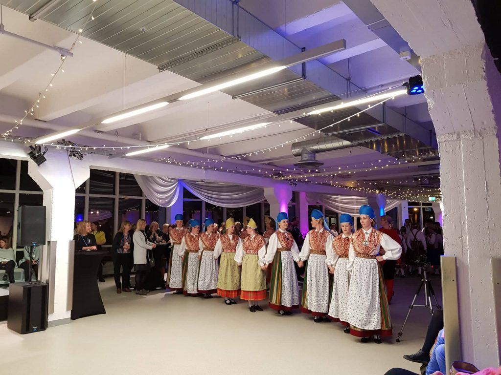 RANDVERE NAISRÜHMADE LUGU by Mare Müürsepp - Illustrated by MM - Ourboox.com