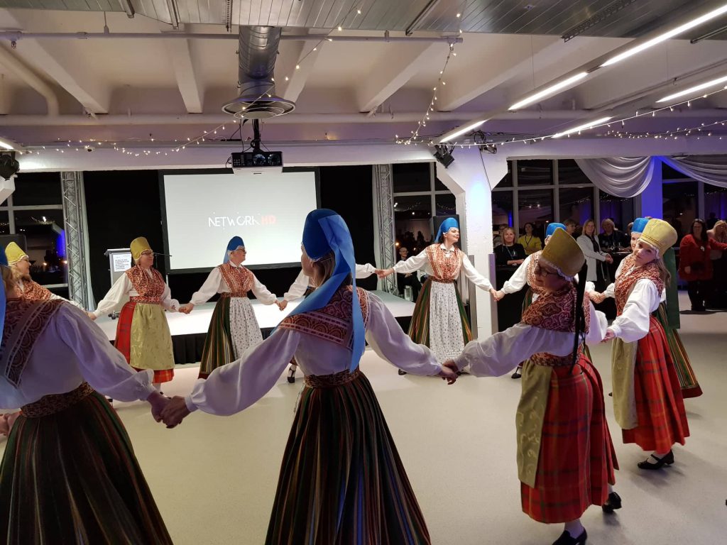 RANDVERE NAISRÜHMADE LUGU by Mare Müürsepp - Illustrated by MM - Ourboox.com