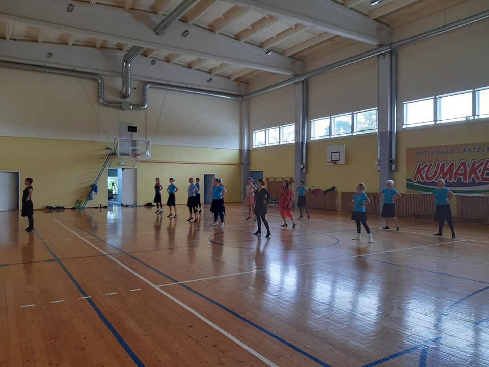 RANDVERE NAISRÜHMADE LUGU by Mare Müürsepp - Illustrated by MM - Ourboox.com