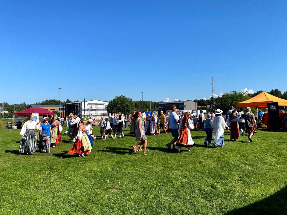 RANDVERE NAISRÜHMADE LUGU by Mare Müürsepp - Illustrated by MM - Ourboox.com