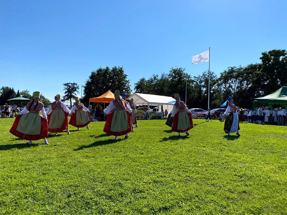 RANDVERE NAISRÜHMADE LUGU by Mare Müürsepp - Illustrated by MM - Ourboox.com