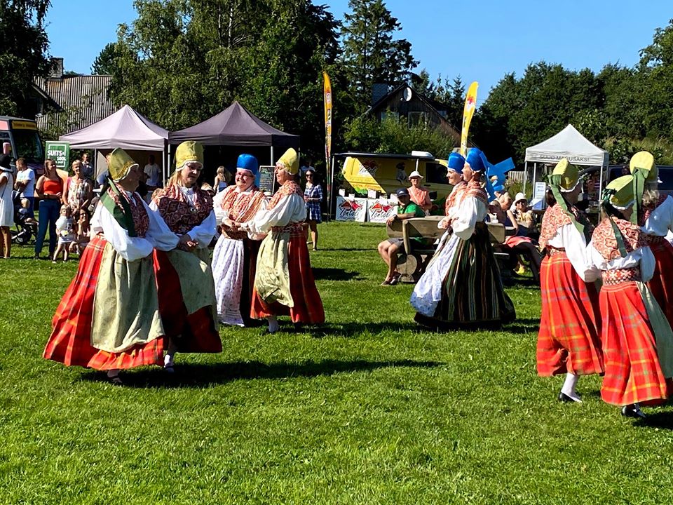 RANDVERE NAISRÜHMADE LUGU by Mare Müürsepp - Illustrated by MM - Ourboox.com