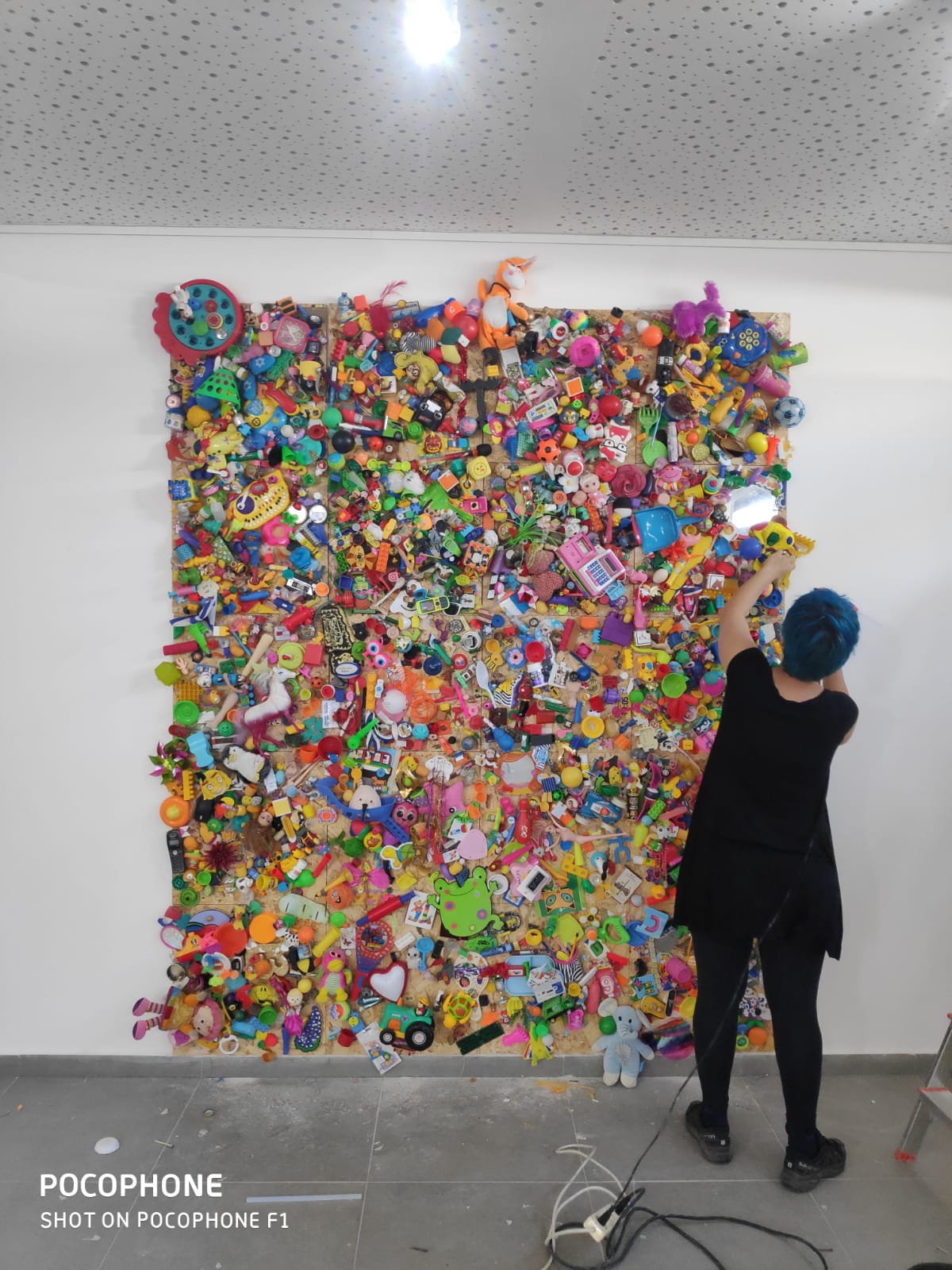 הכנות לתערוכת המקור "1,2,3 אומנות". בתמונה: האמנית טלי טנא-צ