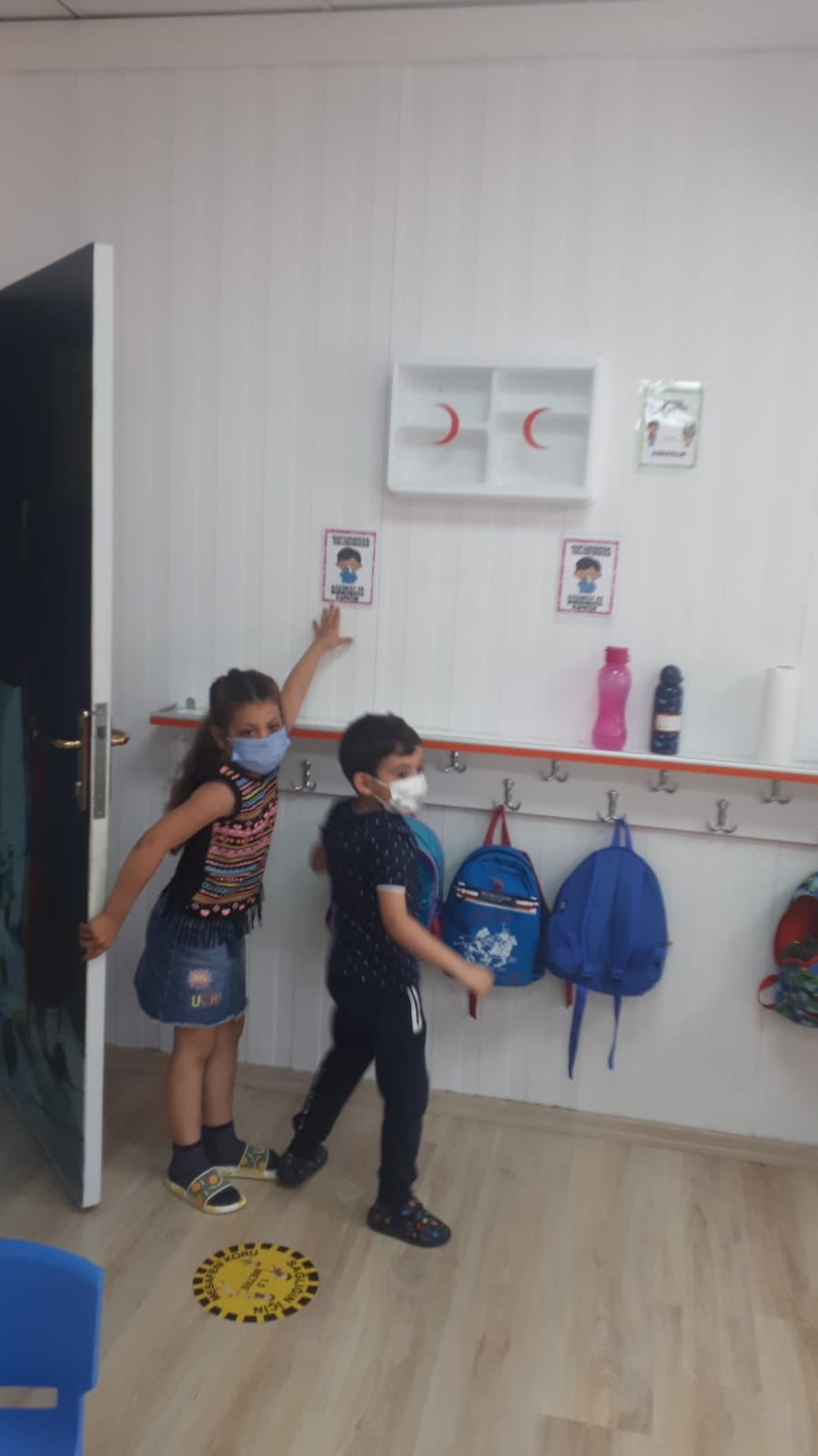 MASKE,MESAFE,TEMİZLİK… HAYDİ KURALI BULALIM. by sevcan demir - Illustrated by Sevcan DEMİR KÖROĞLU - Ourboox.com