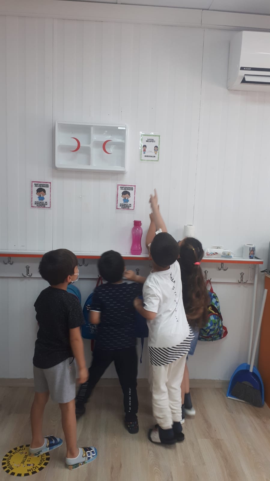 MASKE,MESAFE,TEMİZLİK… HAYDİ KURALI BULALIM. by sevcan demir - Illustrated by Sevcan DEMİR KÖROĞLU - Ourboox.com