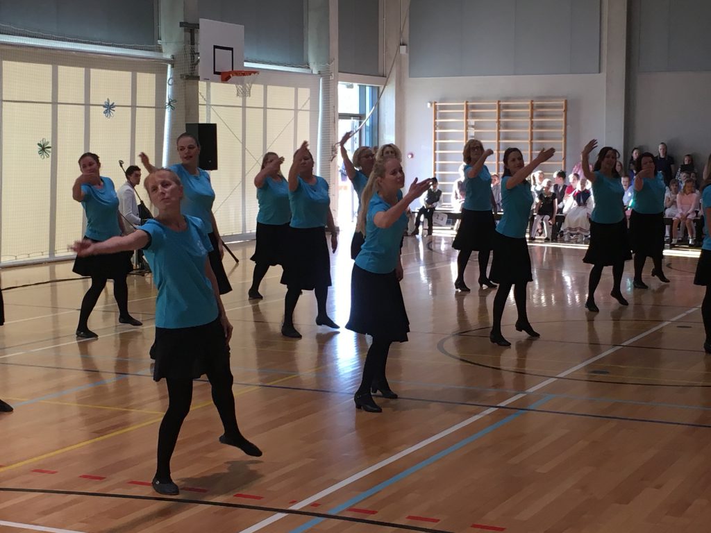 RANDVERE NAISRÜHMADE LUGU by Mare Müürsepp - Illustrated by MM - Ourboox.com