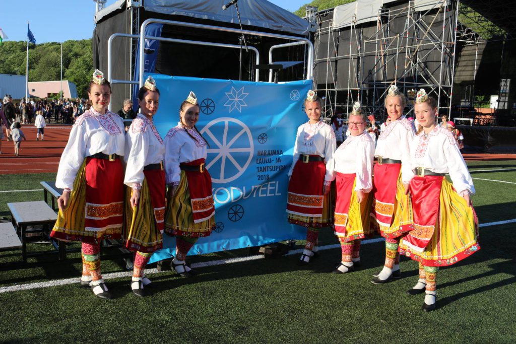 RANDVERE NAISRÜHMADE LUGU by Mare Müürsepp - Illustrated by MM - Ourboox.com