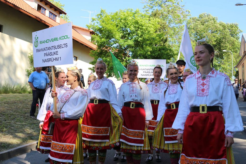 RANDVERE NAISRÜHMADE LUGU by Mare Müürsepp - Illustrated by MM - Ourboox.com