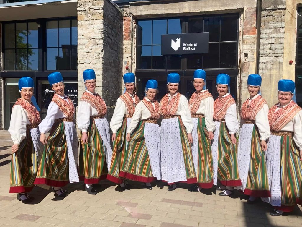 RANDVERE NAISRÜHMADE LUGU by Mare Müürsepp - Illustrated by MM - Ourboox.com