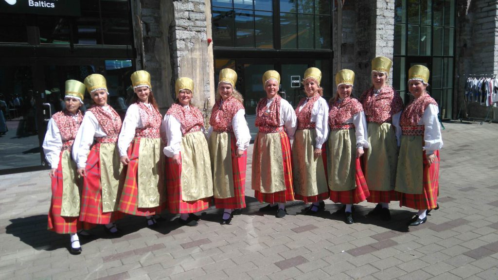 RANDVERE NAISRÜHMADE LUGU by Mare Müürsepp - Illustrated by MM - Ourboox.com