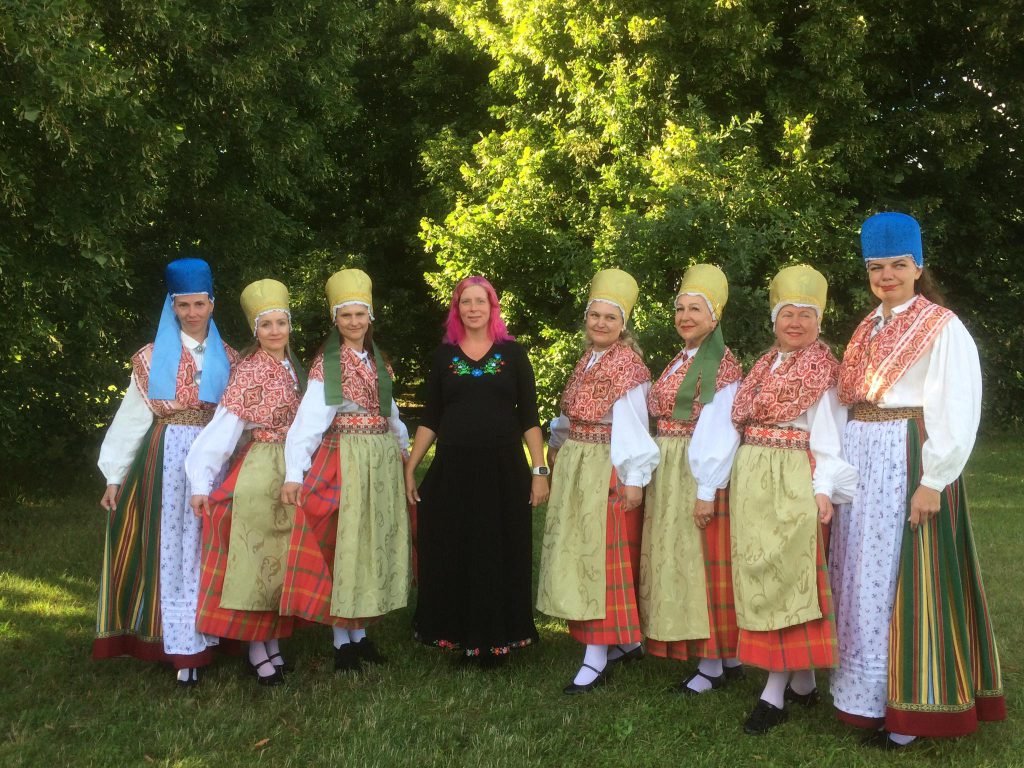 RANDVERE NAISRÜHMADE LUGU by Mare Müürsepp - Illustrated by MM - Ourboox.com