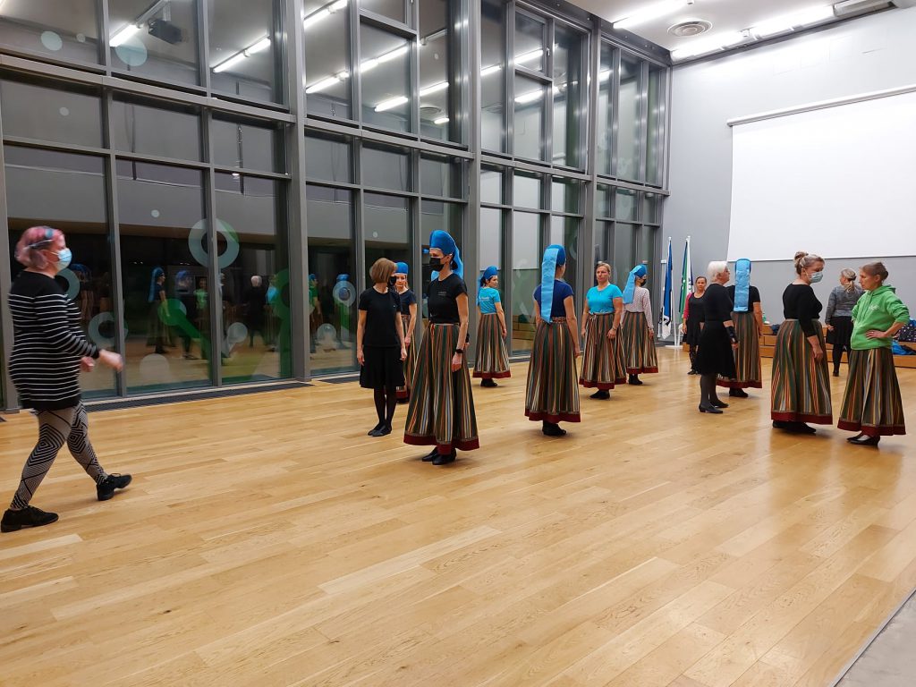 RANDVERE NAISRÜHMADE LUGU by Mare Müürsepp - Illustrated by MM - Ourboox.com