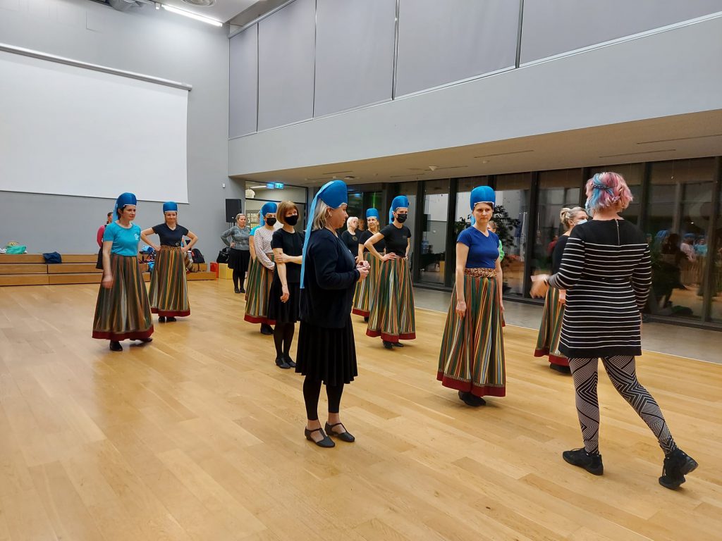 RANDVERE NAISRÜHMADE LUGU by Mare Müürsepp - Illustrated by MM - Ourboox.com