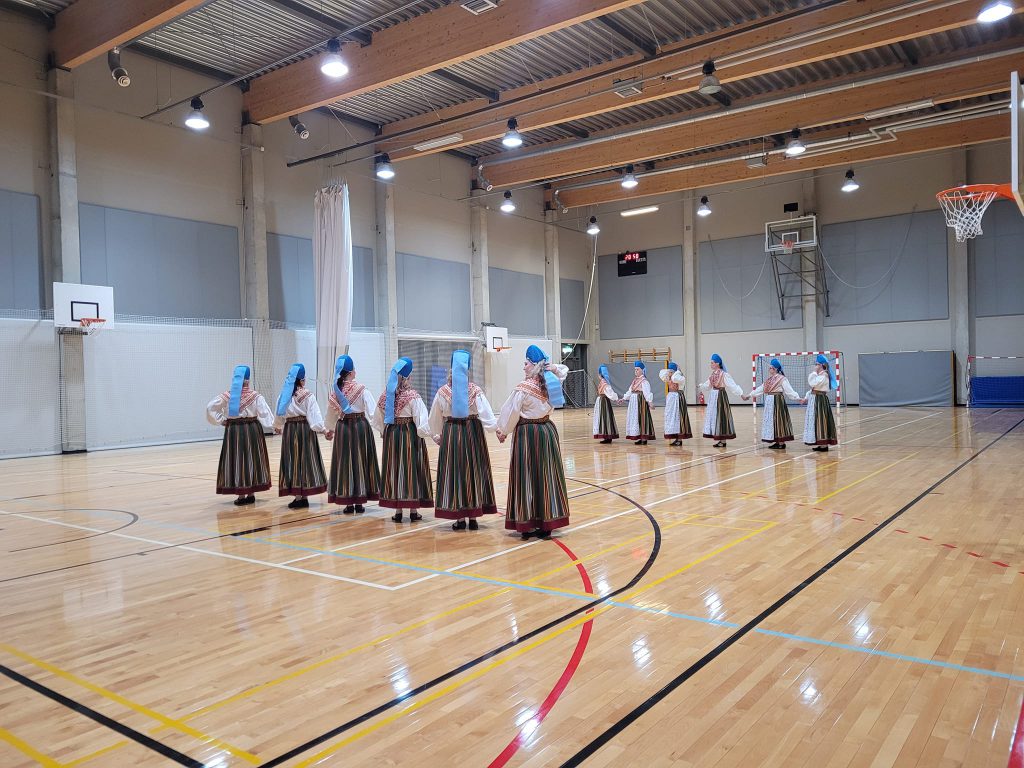 RANDVERE NAISRÜHMADE LUGU by Mare Müürsepp - Illustrated by MM - Ourboox.com