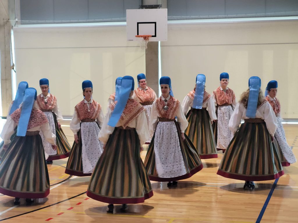 RANDVERE NAISRÜHMADE LUGU by Mare Müürsepp - Illustrated by MM - Ourboox.com