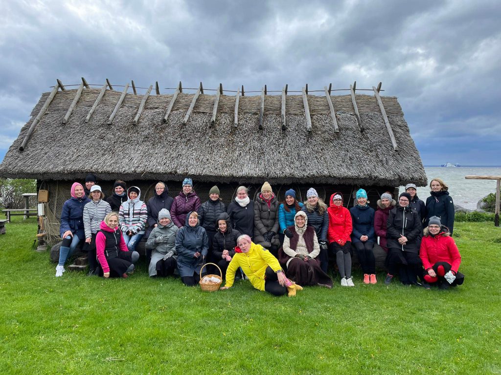 RANDVERE NAISRÜHMADE LUGU by Mare Müürsepp - Illustrated by MM - Ourboox.com