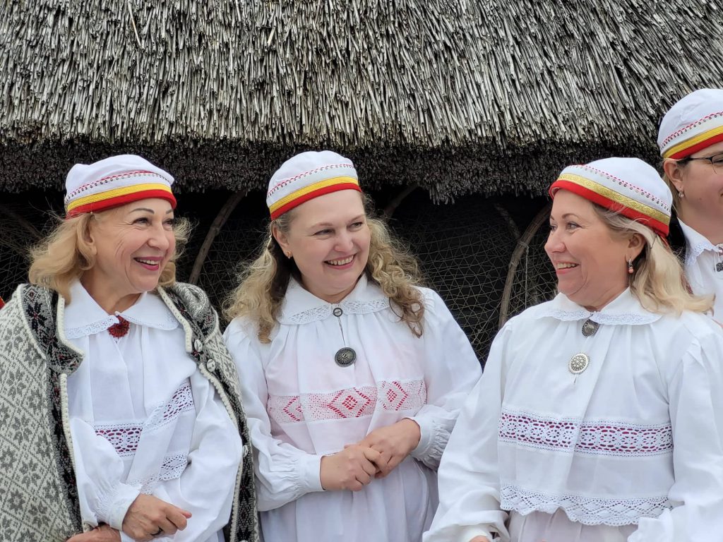 RANDVERE NAISRÜHMADE LUGU by Mare Müürsepp - Illustrated by MM - Ourboox.com