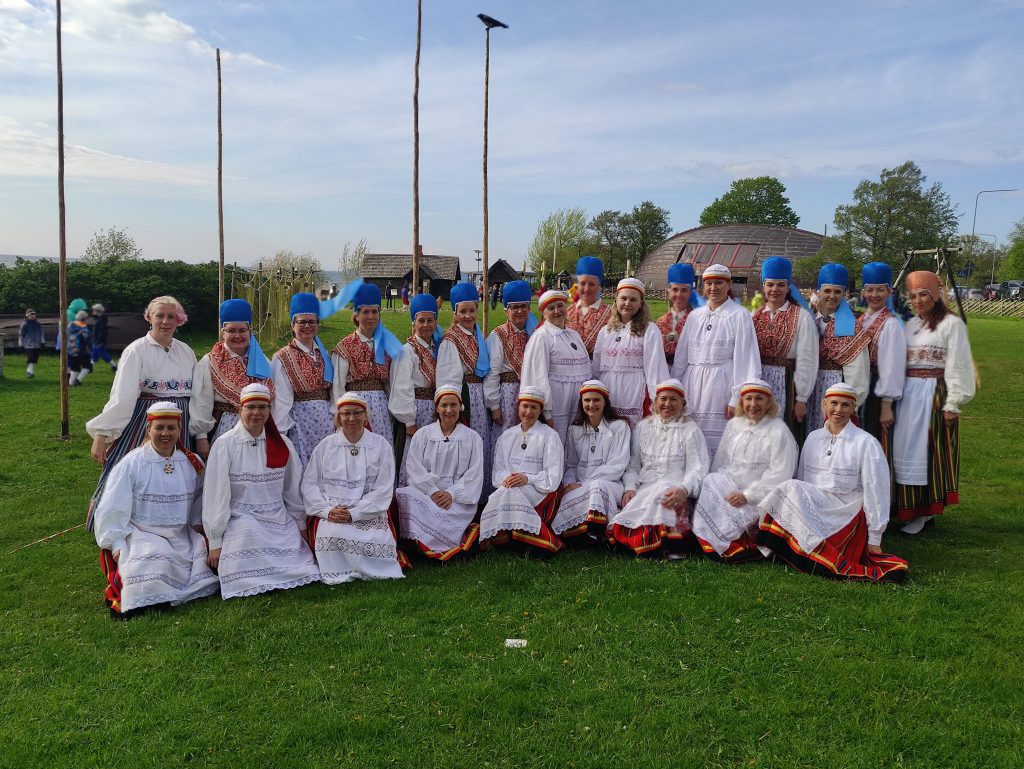 RANDVERE NAISRÜHMADE LUGU by Mare Müürsepp - Illustrated by MM - Ourboox.com