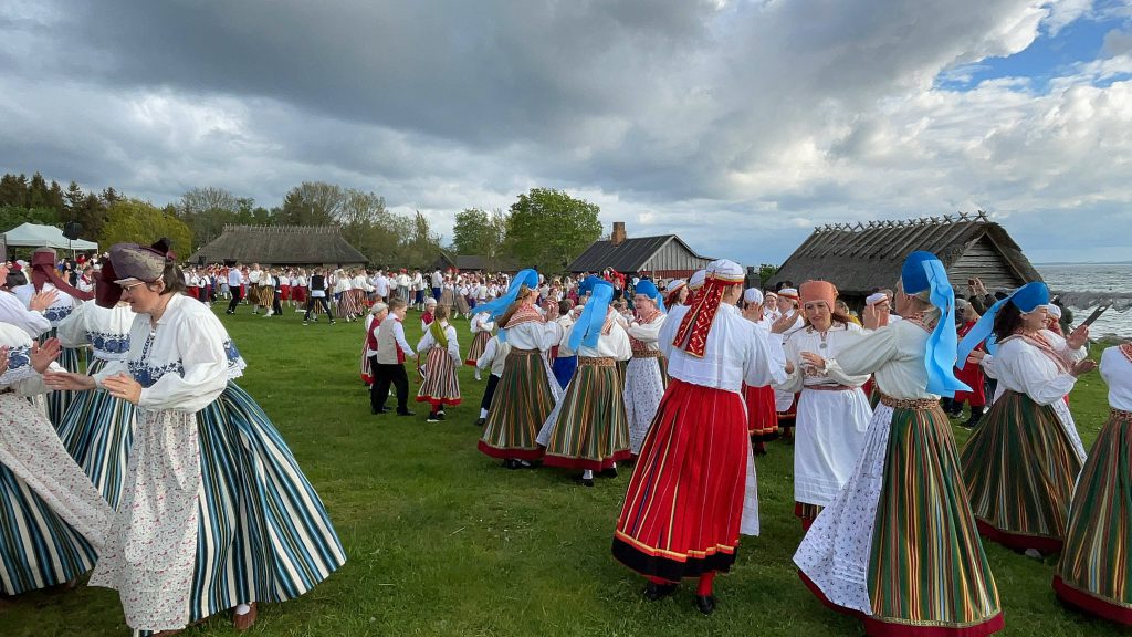 RANDVERE NAISRÜHMADE LUGU by Mare Müürsepp - Illustrated by MM - Ourboox.com