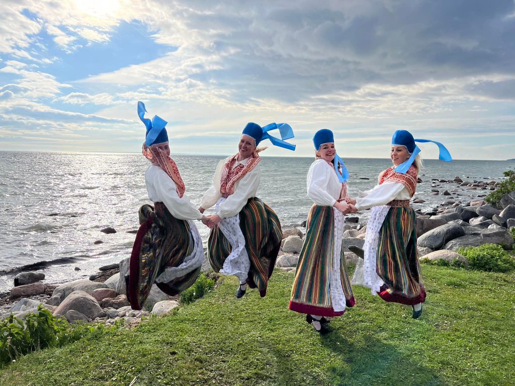 RANDVERE NAISRÜHMADE LUGU by Mare Müürsepp - Illustrated by MM - Ourboox.com