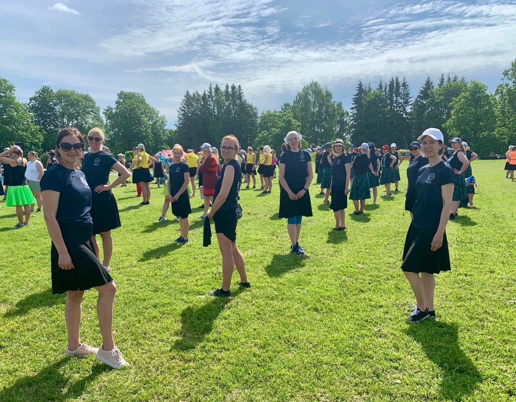 RANDVERE NAISRÜHMADE LUGU by Mare Müürsepp - Illustrated by MM - Ourboox.com