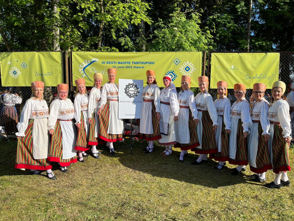 RANDVERE NAISRÜHMADE LUGU by Mare Müürsepp - Illustrated by MM - Ourboox.com