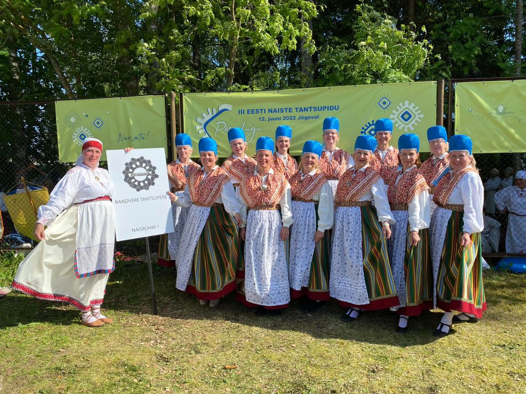 RANDVERE NAISRÜHMADE LUGU by Mare Müürsepp - Illustrated by MM - Ourboox.com